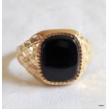 A 9ct gold mans black jet signet ring size S