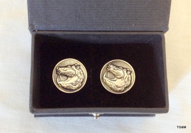 A Pair of Silver Cufflinks depicting Horses - Image 3 of 3
