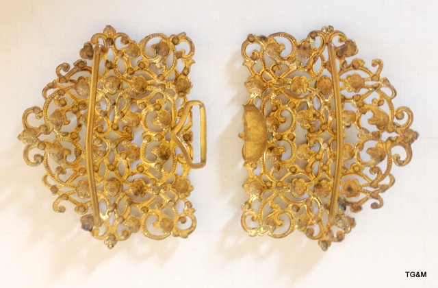 A gilt belt buckle with highly decorative garland pierced design - Image 3 of 3