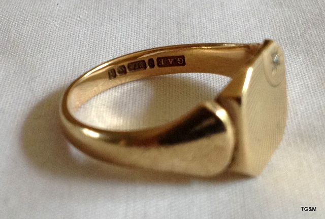 A 9ct gold mans diamond set signet ring size T - Image 3 of 3