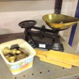 Set of weighing scales and weights