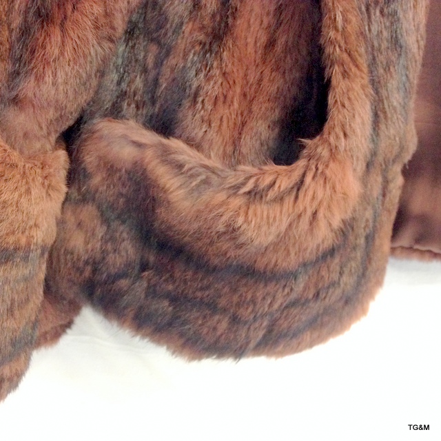 A ladies short fur coat by De Bella - Image 2 of 4