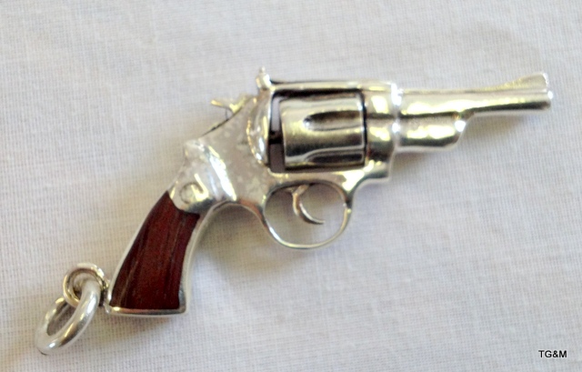 A silver revolver with wooden handle - Image 2 of 2