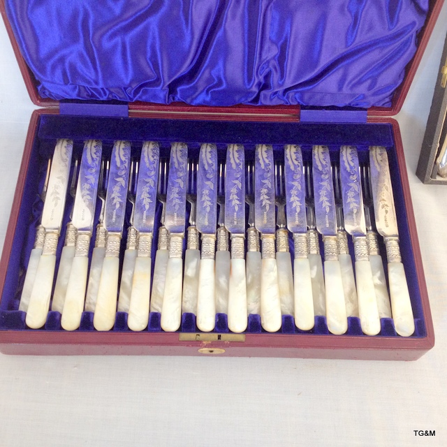 A Mapin and Webb fruit knife set and box of mother of pearl fruit knives - Image 4 of 4