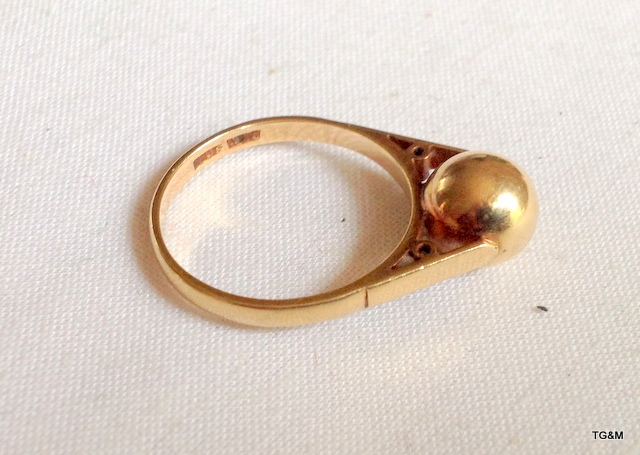A ladies 9ct gold ball ring size M - Image 2 of 3