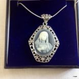 A silver cameo set necklace and chain