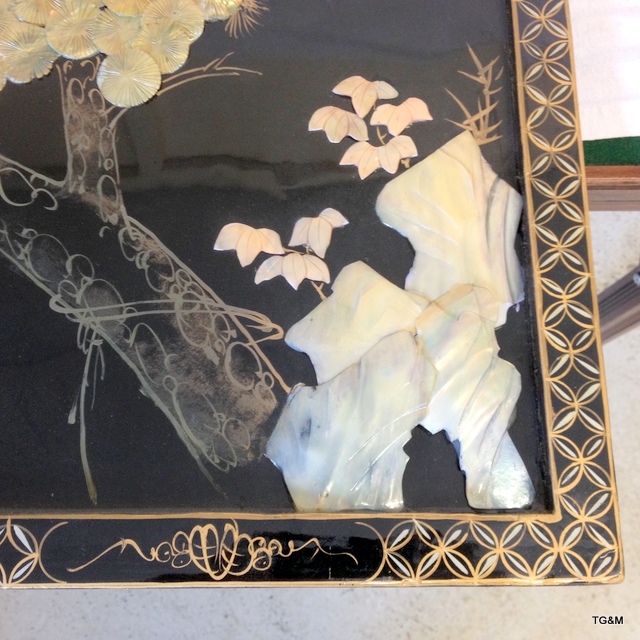 A lacquer and mother of pearl panel depicting birds - Image 4 of 4