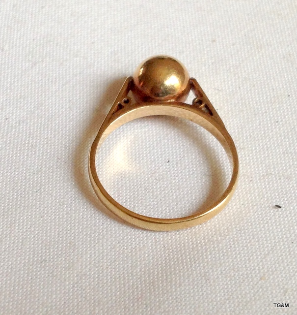 A ladies 9ct gold ball ring size M - Image 3 of 3