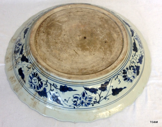 A large Chinese blue and white charger 59cm diameter x 9cm deep - Image 4 of 5