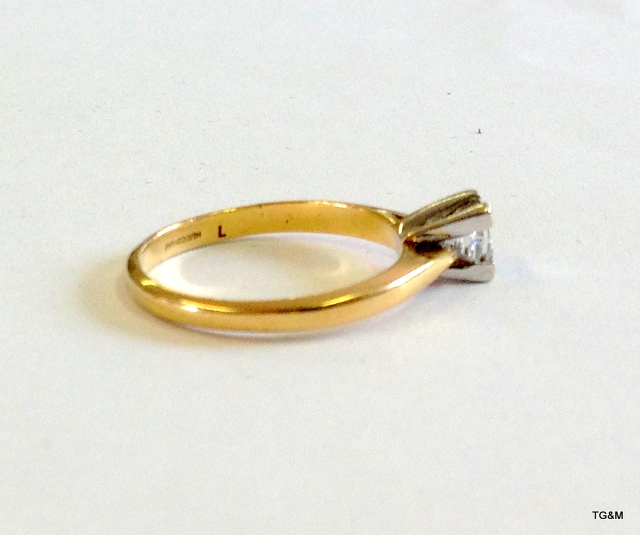 An 18ct gold oblong diamond solitaire approx 0.38ct size L - Image 2 of 3