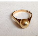 A ladies 9ct gold ball ring size M