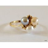A 9ct gold pearl ring size M