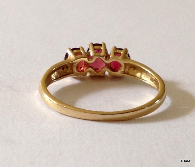 A 9ct gold 3 stone ruby ring size Q - Image 3 of 3