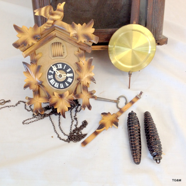 A wall clock and a cuckoo clock - Image 2 of 3