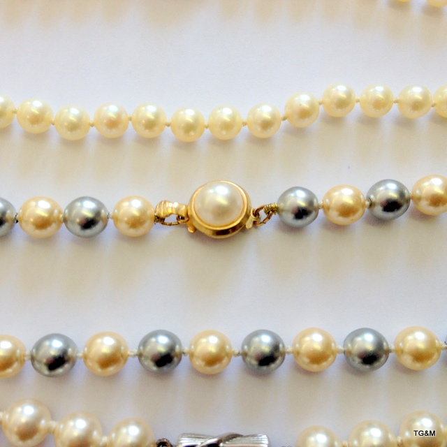 A single string of pearls, a 9ct gold clasp single string of pearls and two similar - Image 3 of 4