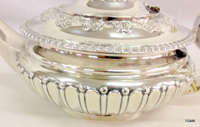 A solid silver 3 piece tea set - Image 4 of 9