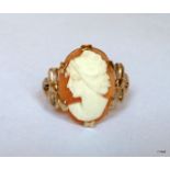 A 9ct gold cameo ring, size Q