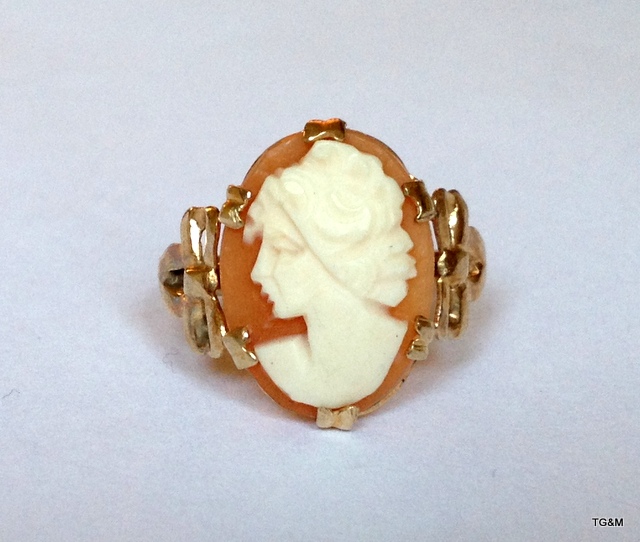 A 9ct gold cameo ring, size Q