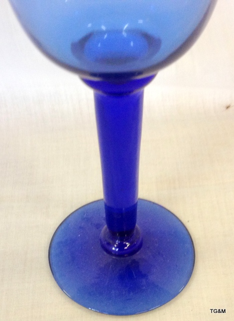 9 x Blue drinking glasses 24cm high - Image 4 of 4