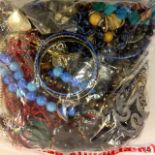 A sealed 2kg bag containing mixed jewellery