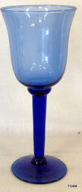 9 x Blue drinking glasses 24cm high - Image 2 of 4