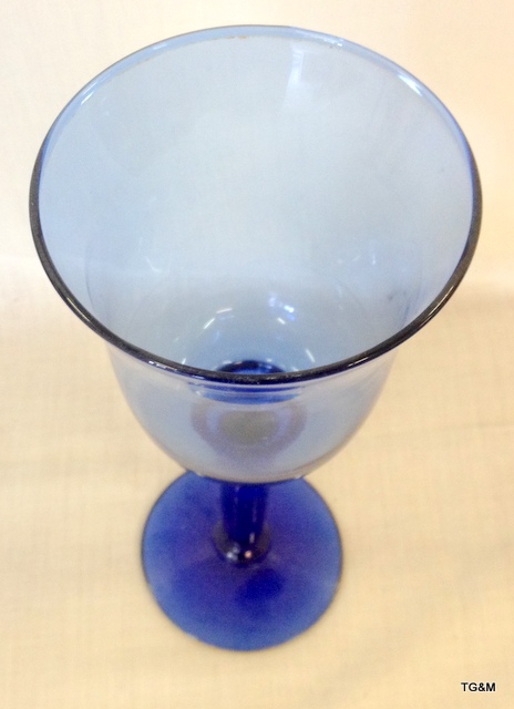 9 x Blue drinking glasses 24cm high - Image 3 of 4