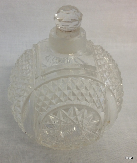 A silver scent bottle and stopper cut glass - Image 2 of 5