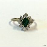 An Emerald cluster ring size M