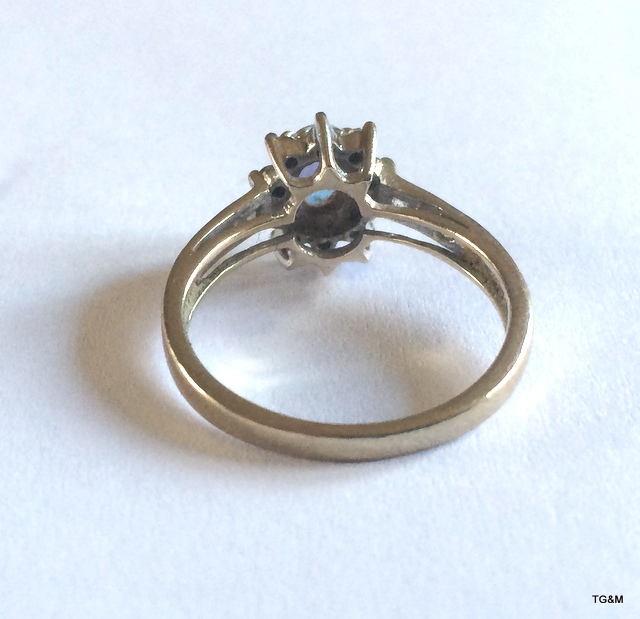 A 9ct white gold ring size k - Image 4 of 4
