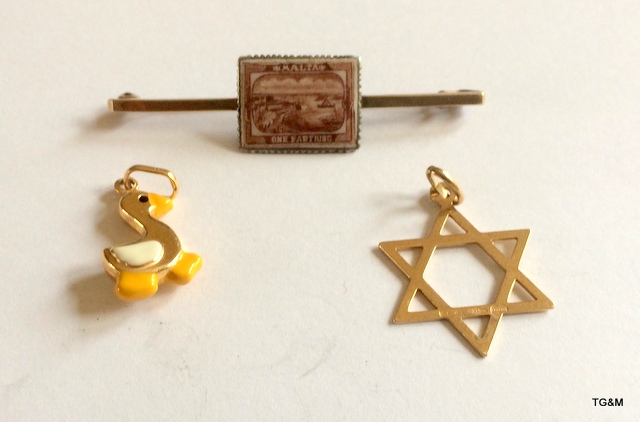 A 9ct gold tie pin with gold duck  and gold star