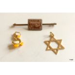 A 9ct gold tie pin with gold duck  and gold star