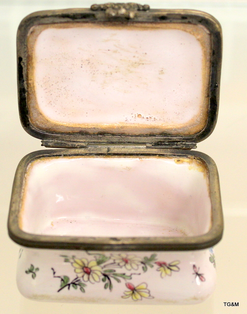 An enamel painted pill box. Measuring 7 x 4 x 3cm - Image 3 of 3