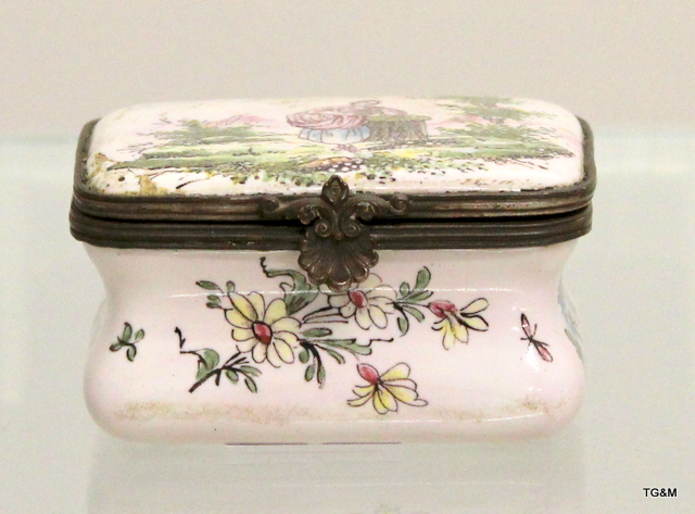 An enamel painted pill box. Measuring 7 x 4 x 3cm