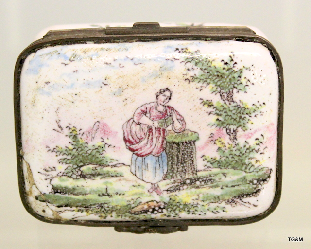 An enamel painted pill box. Measuring 7 x 4 x 3cm - Image 2 of 3