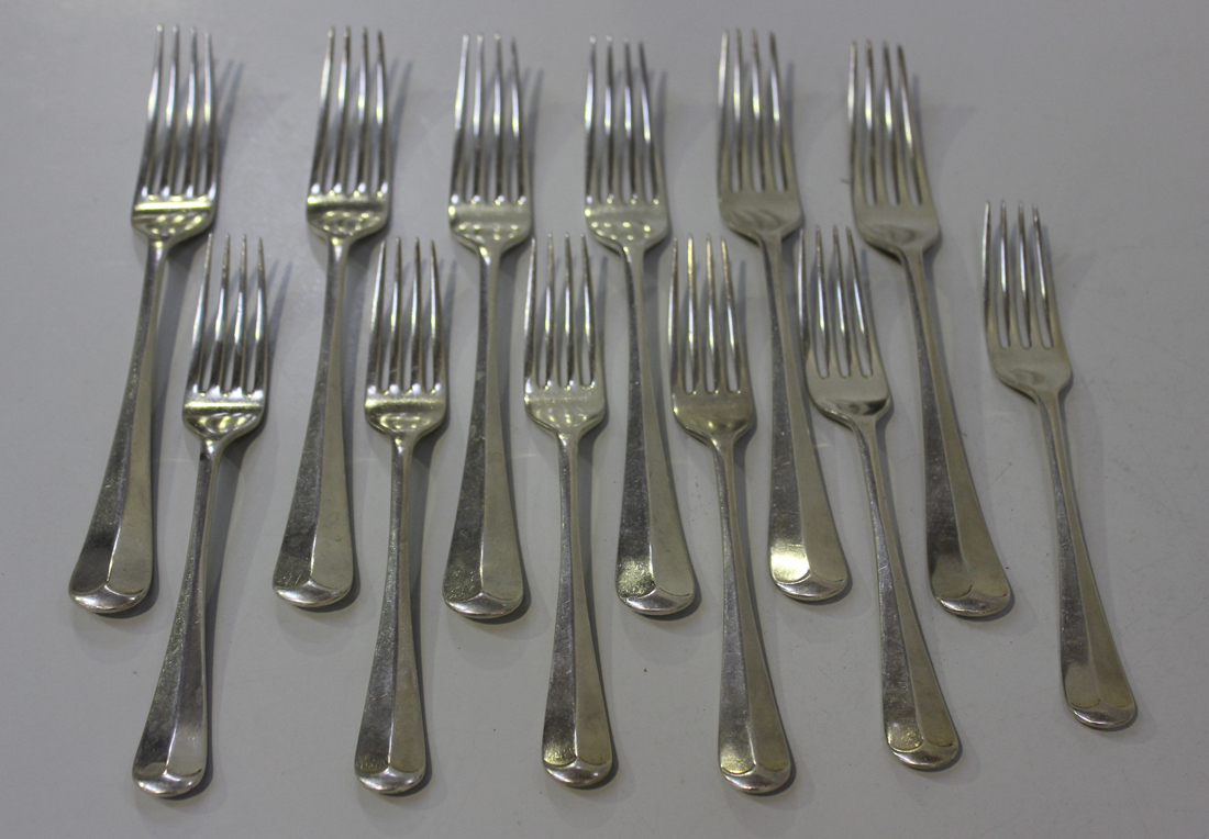 A George V silver part canteen of Hanoverian cutlery, comprising six soup spoons, dessert spoons, - Image 2 of 2