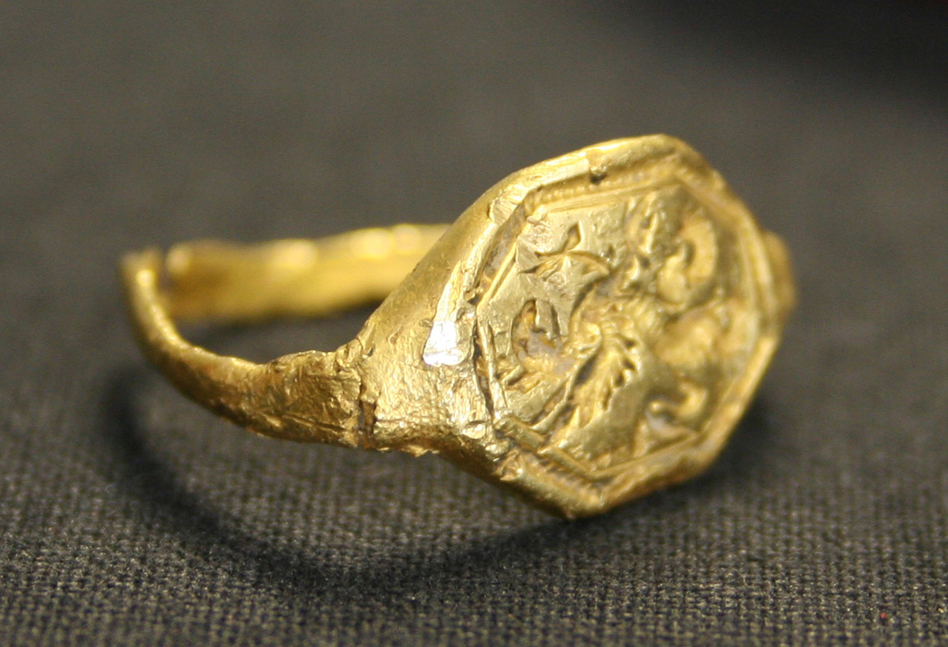 A gold signet ring, probably 16th or 17th Century, the octagonal bezel engraved with a griffin - Image 2 of 7