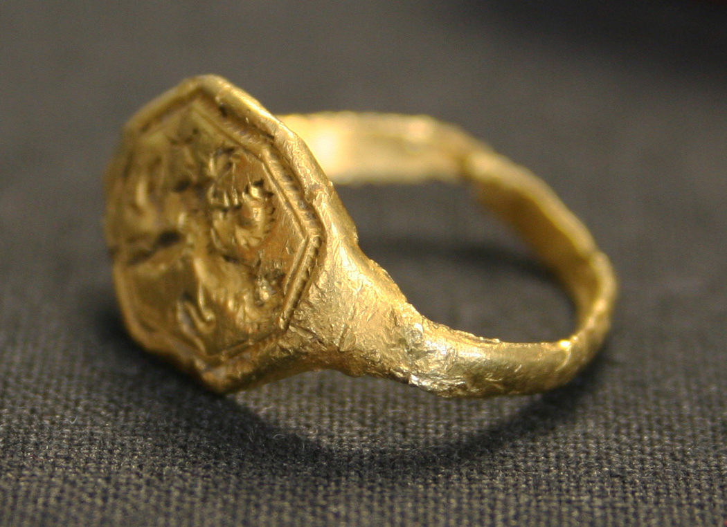 A gold signet ring, probably 16th or 17th Century, the octagonal bezel engraved with a griffin - Image 5 of 7