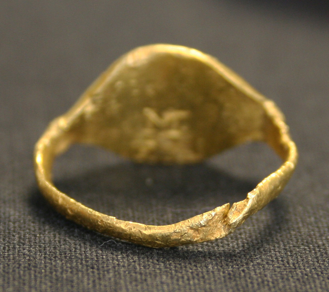 A gold signet ring, probably 16th or 17th Century, the octagonal bezel engraved with a griffin - Image 7 of 7