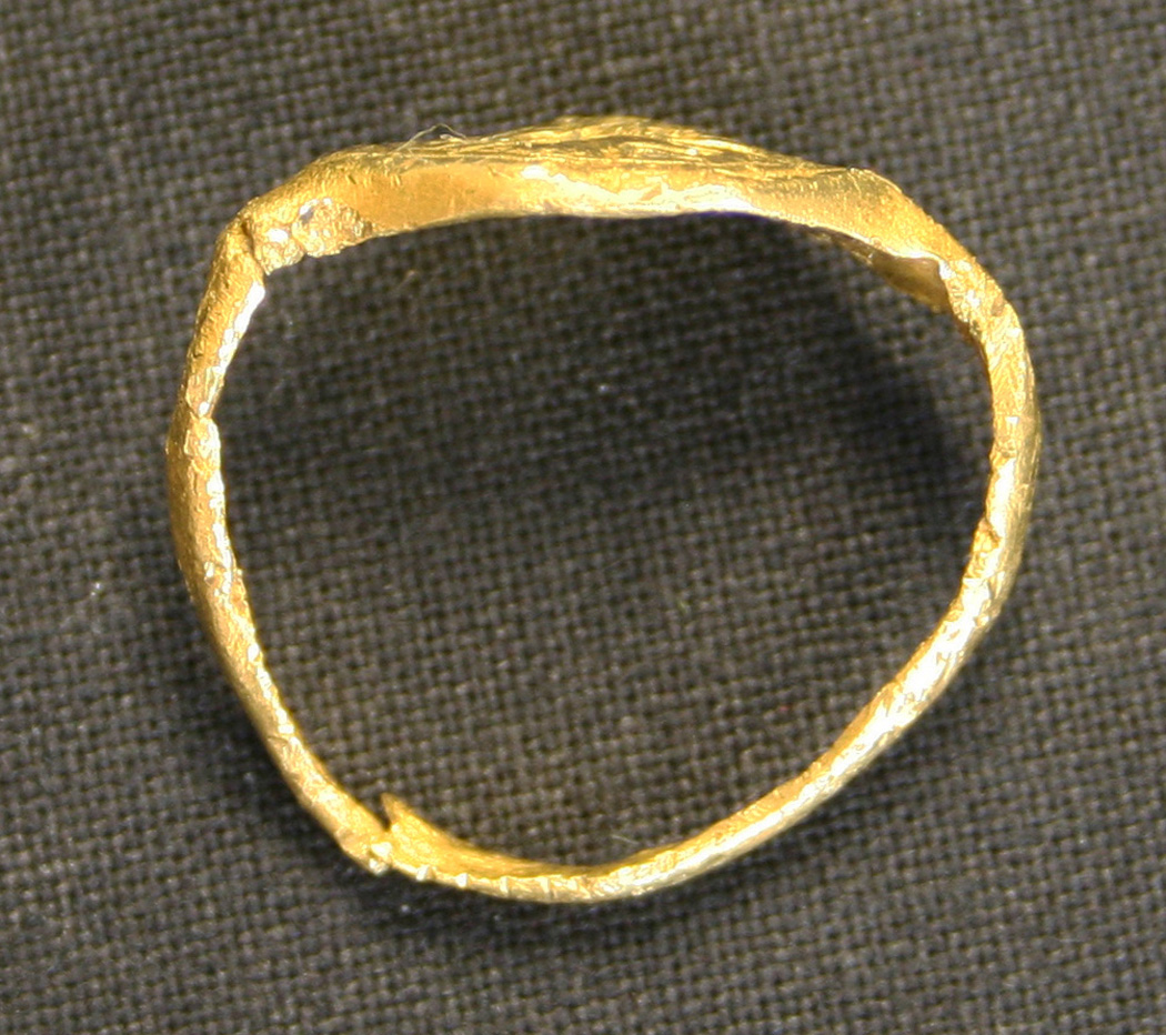 A gold signet ring, probably 16th or 17th Century, the octagonal bezel engraved with a griffin - Image 4 of 7