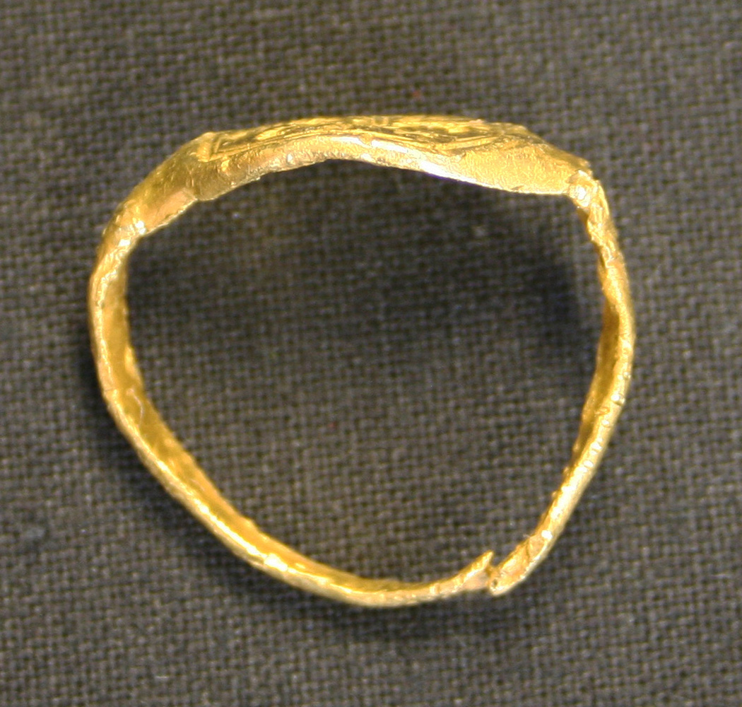 A gold signet ring, probably 16th or 17th Century, the octagonal bezel engraved with a griffin - Image 3 of 7