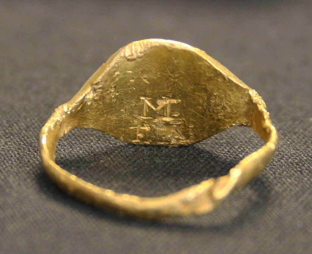 A gold signet ring, probably 16th or 17th Century, the octagonal bezel engraved with a griffin - Image 6 of 7