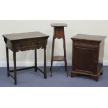 An Edwardian mahogany two tier jardinière stand with line inlaid decoration, on square tapering