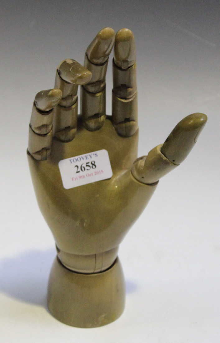 An early 20th Century wooden artist's model of a hand with articulated fingers and wrist, length - Image 2 of 2