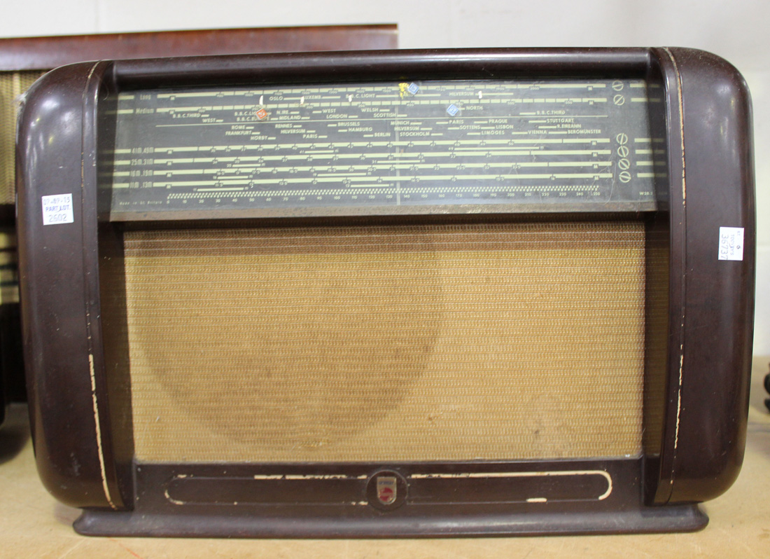 A Philips Bakelite cased radio Type 581A/15, another Philips Bakelite cased radio and a Ferguson - Image 3 of 3