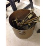 A heavy copper coal scuttle with a coppper hunting/post horn and other brass items.