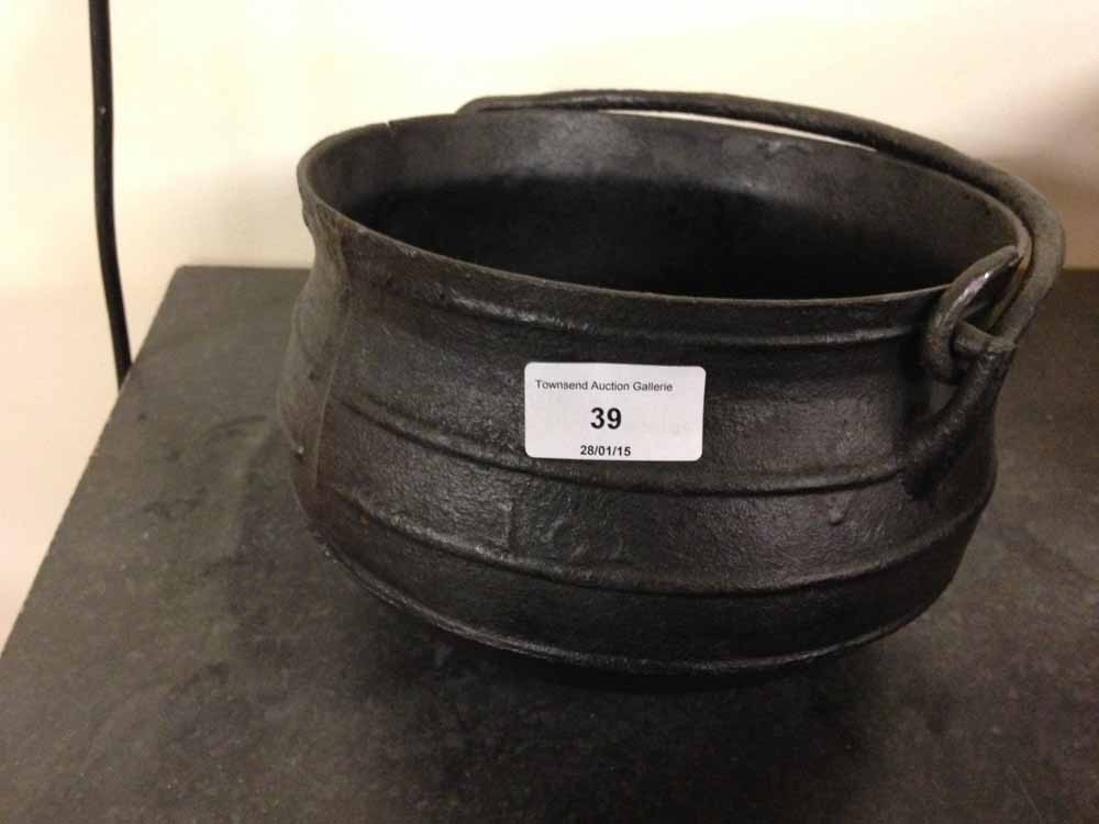 Cast iron pot/cauldron. 20cm diameter.