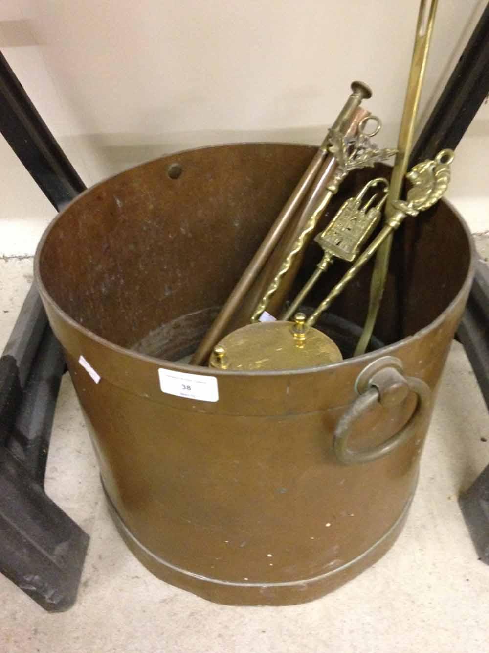 A heavy copper coal scuttle with a coppper hunting/post horn and other brass items.