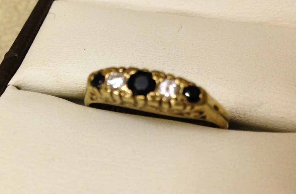 A ladies 9ct gold sapphire and diamond ring. 3 sapphires and 2 diamonds - size N.