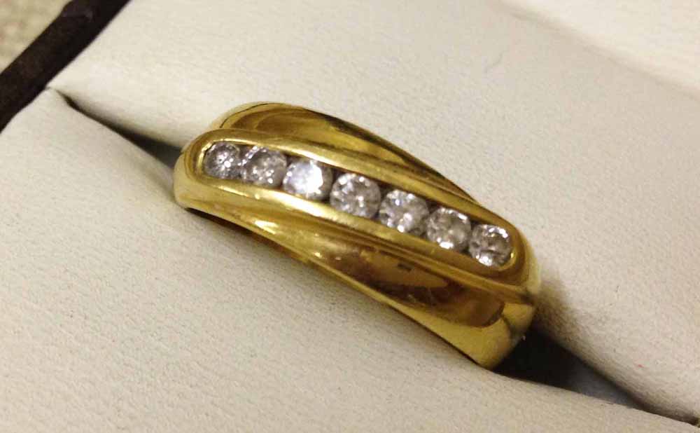 A ladies 18ct gold and diamond ring - modern style set with 7 diamonds. Total carat weight .33ct.