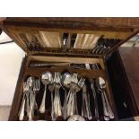 A wooden canteen of cutlery with Oneida/Viners cutlery